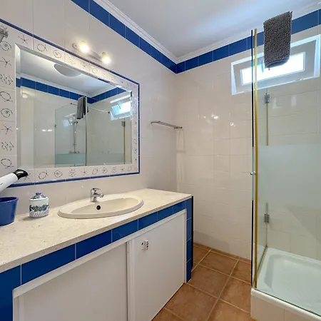 Casa Com 2 E Terraco A Passos Do Mar #1958 라고스