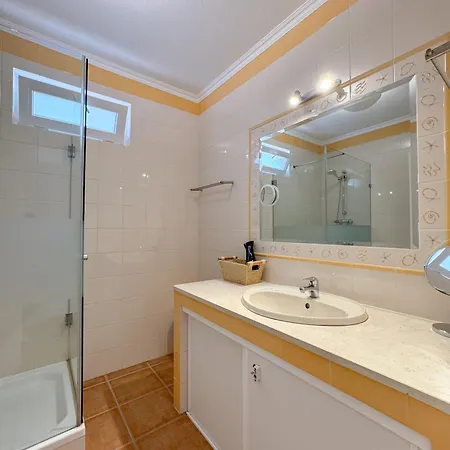 Hébergement de vacances Casa Com 2 Suítes E Terraço A Passos Do Mar #1958